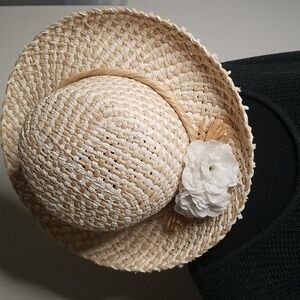 Ladies Straw Hat Twisted Raffia Band White Flower Country